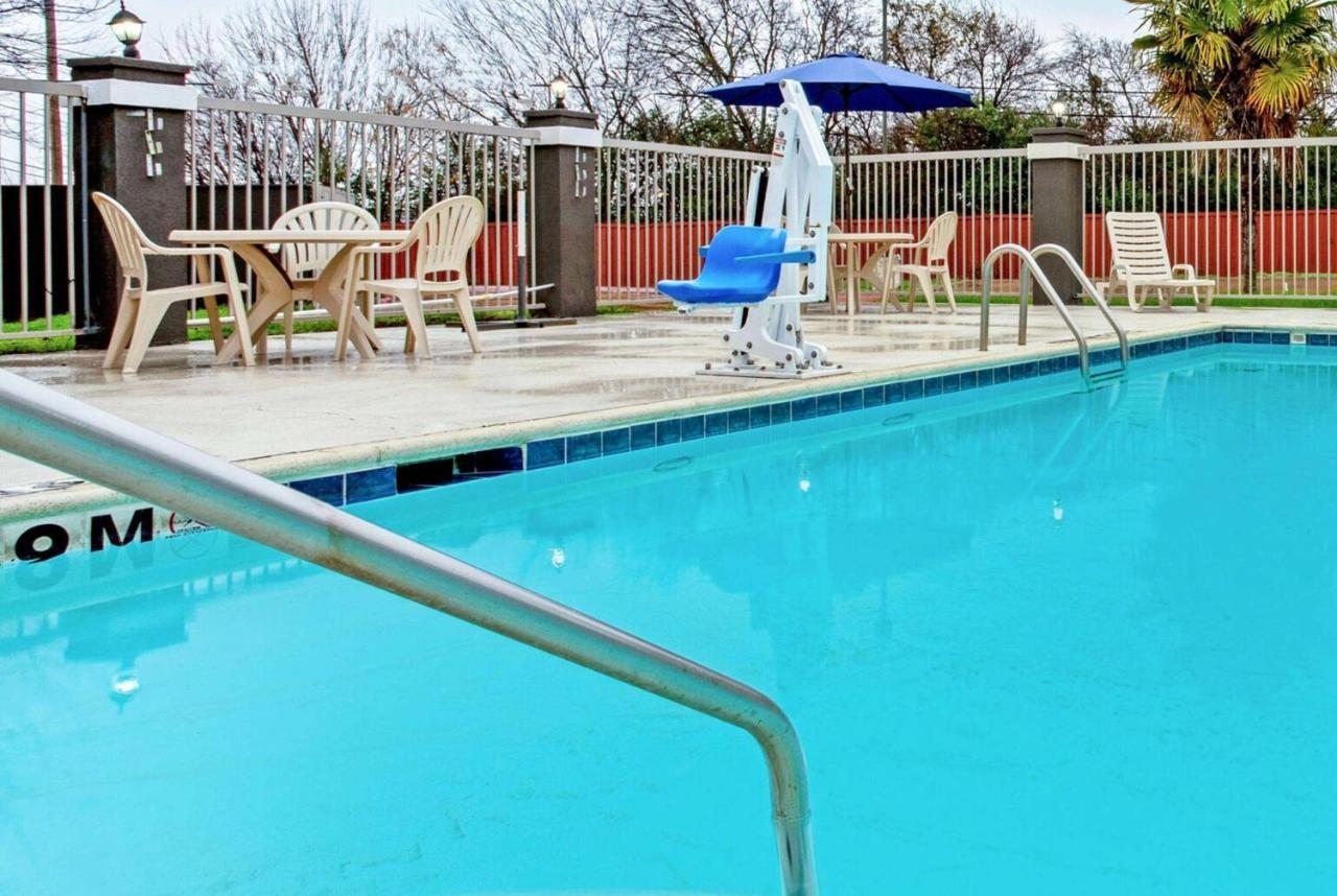 La Quinta By Wyndham Cleburne Hotel Buitenkant foto